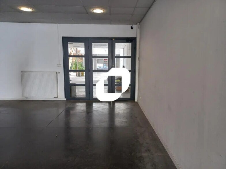 Office in Croix for lease - Interior Photo - Image 3 of 16