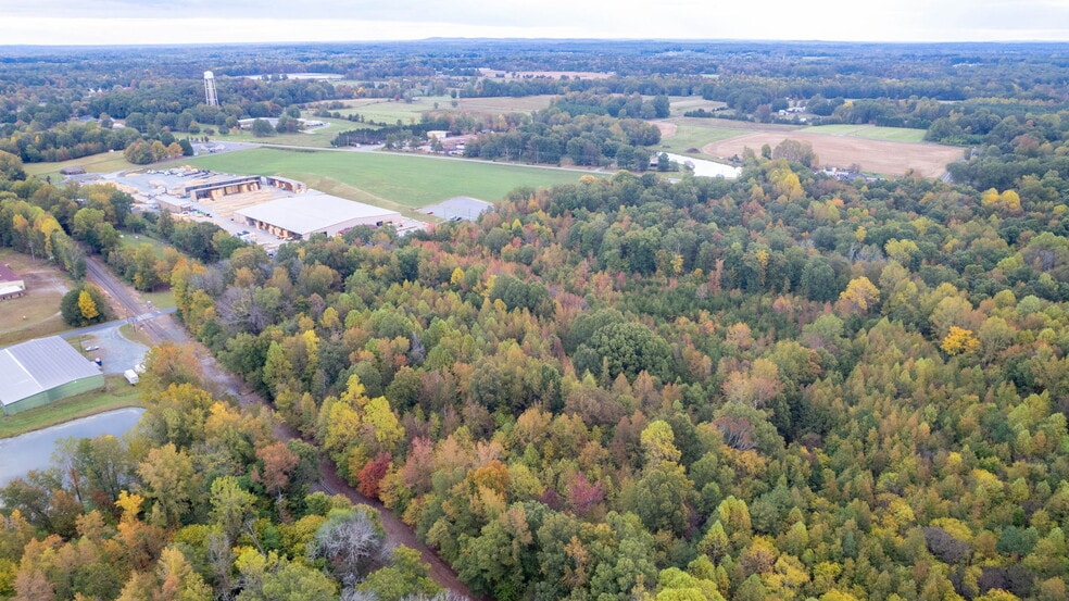 6988 Kinro Rd, Liberty, NC for sale - Building Photo - Image 3 of 9