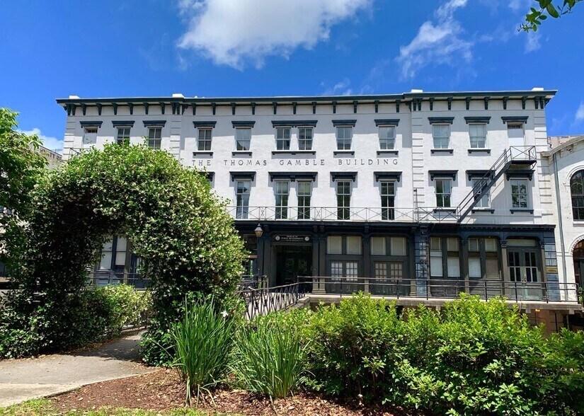2 E Bay St, Savannah, GA for lease - Primary Photo - Image 1 of 2
