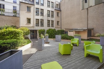 20-22 Rue Des Petits Hôtels, Paris for lease Interior Photo- Image 2 of 4