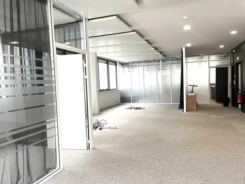 Office in Lyon for lease - Interior Photo - Image 2 of 5