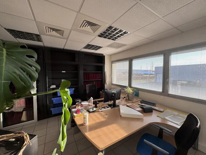 Office in Saint-Priest for lease - Interior Photo - Image 3 of 6