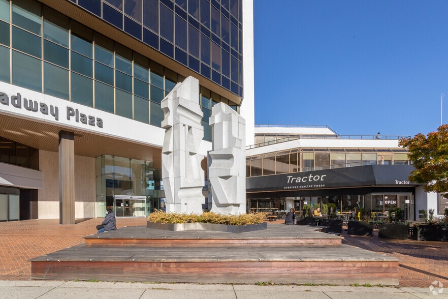 601 W Broadway, Vancouver, BC for lease - Building Photo - Image 3 of 10