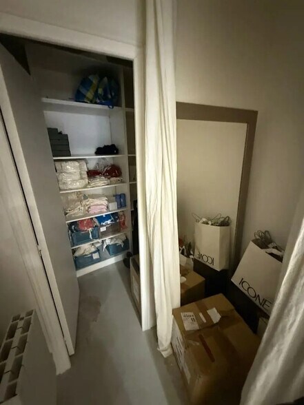 Retail in Paris for lease - Interior Photo - Image 2 of 3