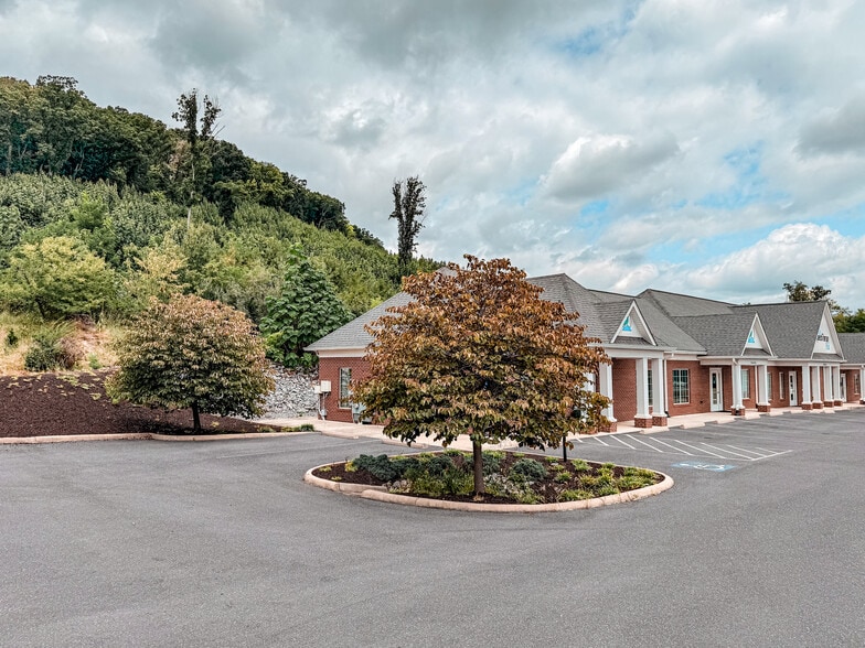 100 Red Oak Drive, Staunton, VA for sale - Building Photo - Image 2 of 7