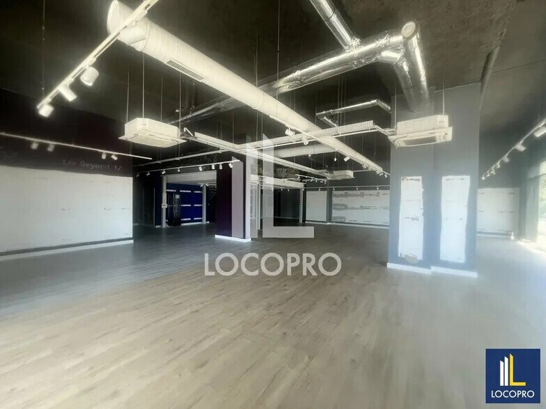 Retail in Nice for lease - Interior Photo - Image 1 of 6