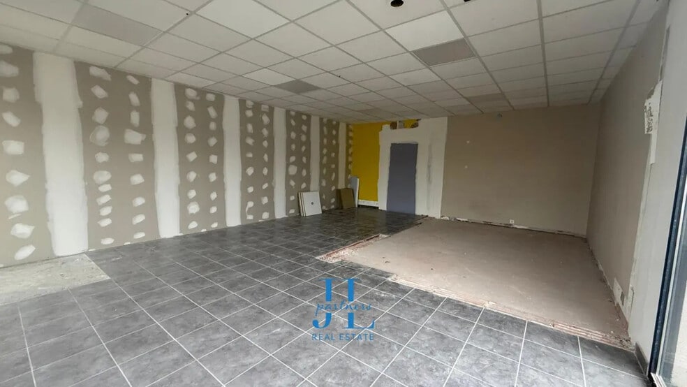 Retail in Eysines for lease - Interior Photo - Image 3 of 3