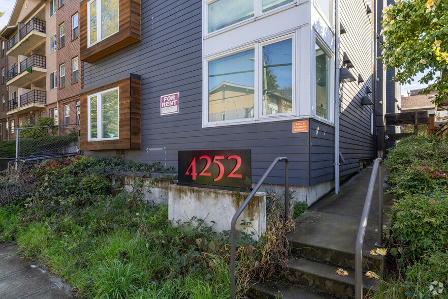 4252 8th Ave NE, Seattle, WA for sale - Building Photo - Image 2 of 5