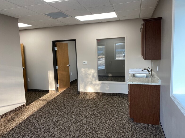 5323 Dixie Hwy, Waterford, MI for lease - Building Photo - Image 3 of 10