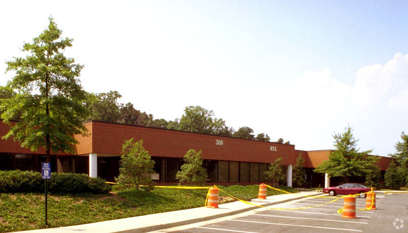 360 Herndon Pky, Herndon, VA for lease - Building Photo - Image 2 of 9