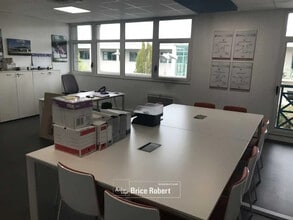 Flex in Bron for lease Building Photo- Image 2 of 8