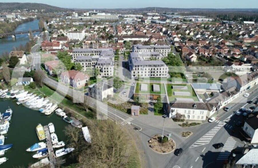 Retail in Compiègne for lease - Building Photo - Image 3 of 6