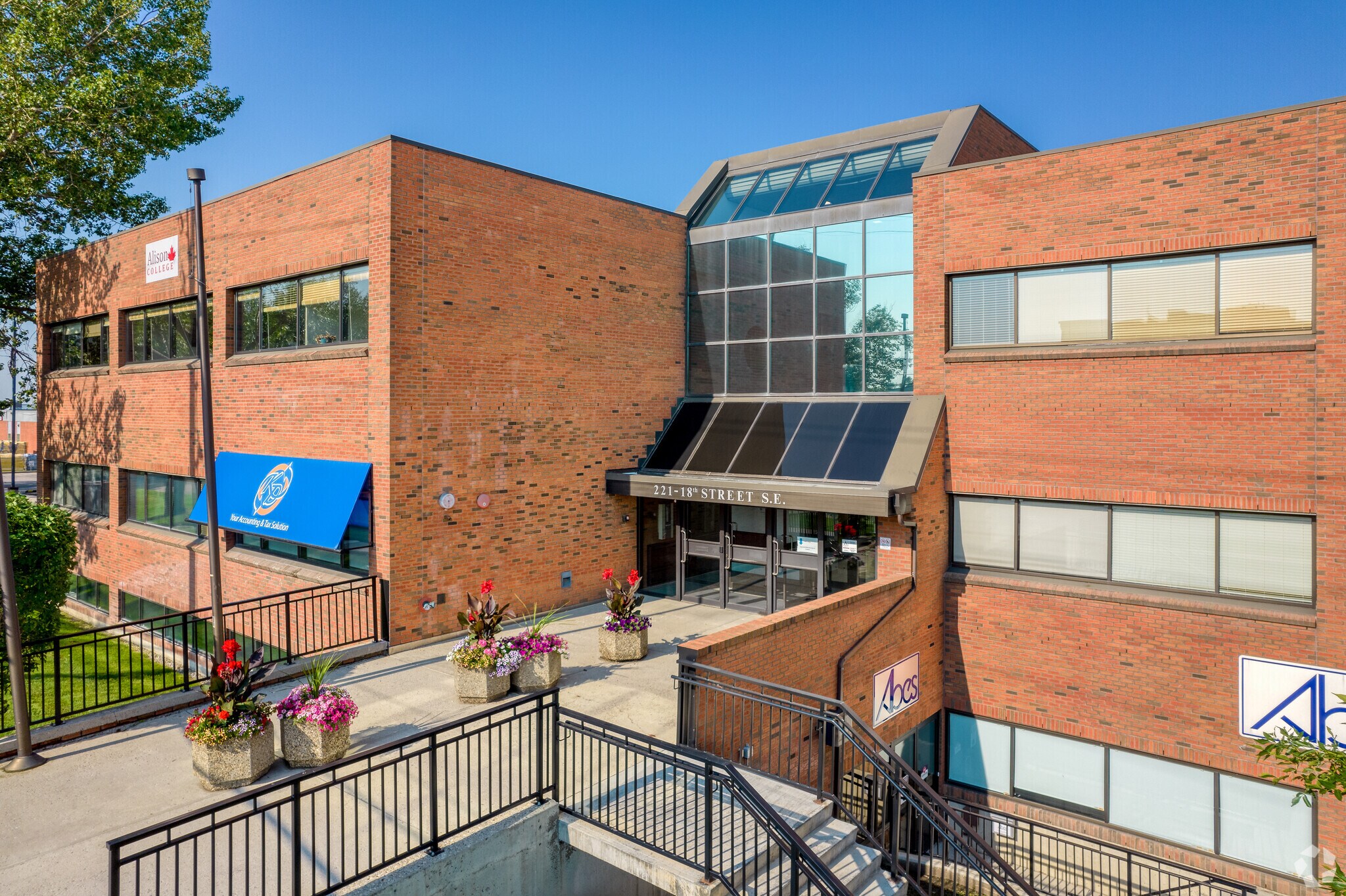 221 18th St SE, Calgary, AB for sale Primary Photo- Image 1 of 1