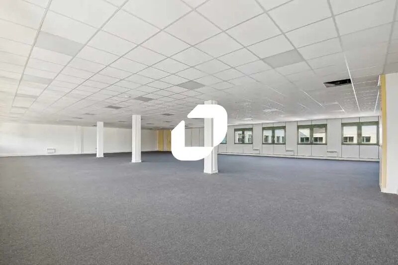 Flex in Lisses for lease - Interior Photo - Image 2 of 14