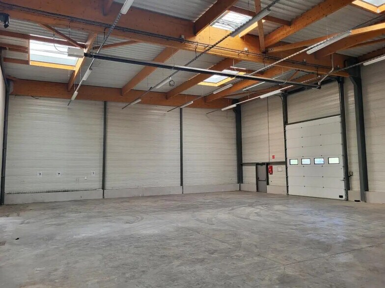 Flex in La Verpillière for lease - Interior Photo - Image 3 of 7