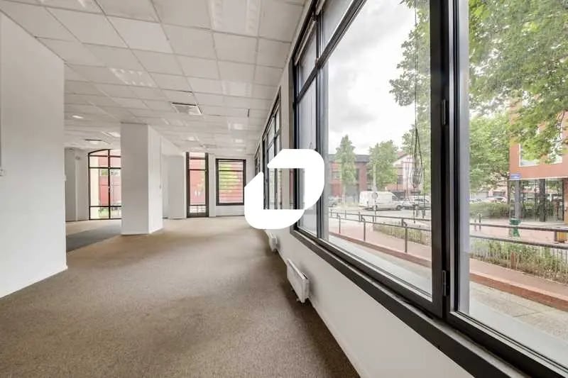Office in Aubervilliers for lease - Building Photo - Image 1 of 16