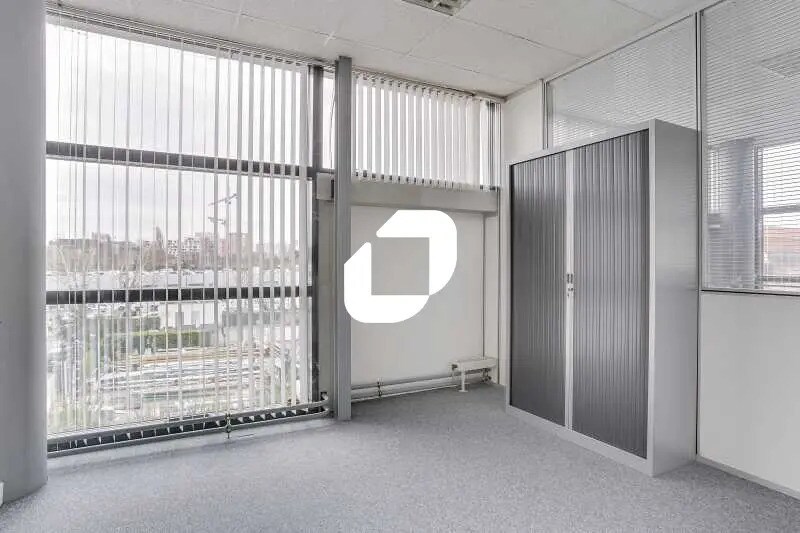 Flex in Nanterre for lease - Building Photo - Image 3 of 7