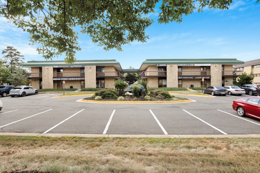 209 Elden St, Herndon, VA for lease - Building Photo - Image 2 of 8