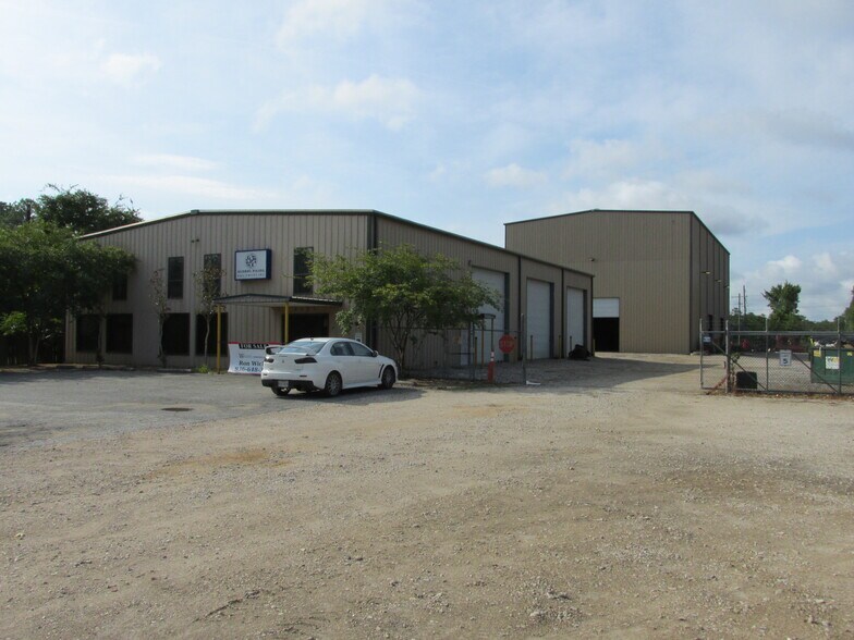 3321 E Davis, Conroe, TX for sale - Building Photo - Image 1 of 1