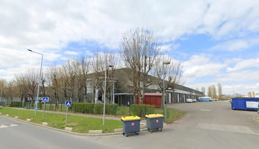 Office in Coignières for lease - Building Photo - Image 1 of 5