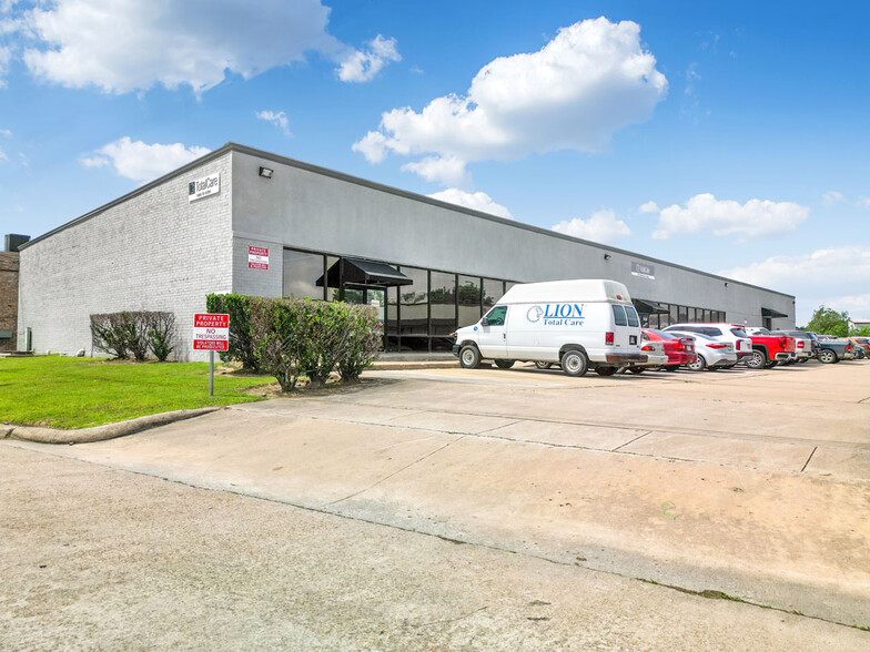 5956 Berry Brook Dr, Houston, TX for lease - Building Photo - Image 1 of 8