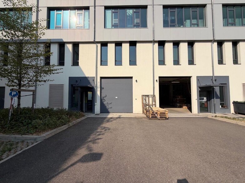 Flex in Lyon for lease - Building Photo - Image 1 of 11