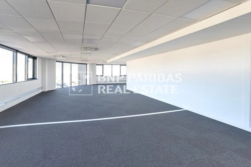 Office in Nice for lease - Building Photo - Image 2 of 10