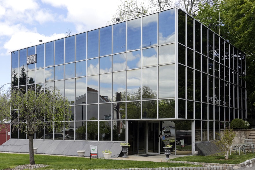 579 Pompton Ave, Cedar Grove, NJ for sale - Primary Photo - Image 1 of 1