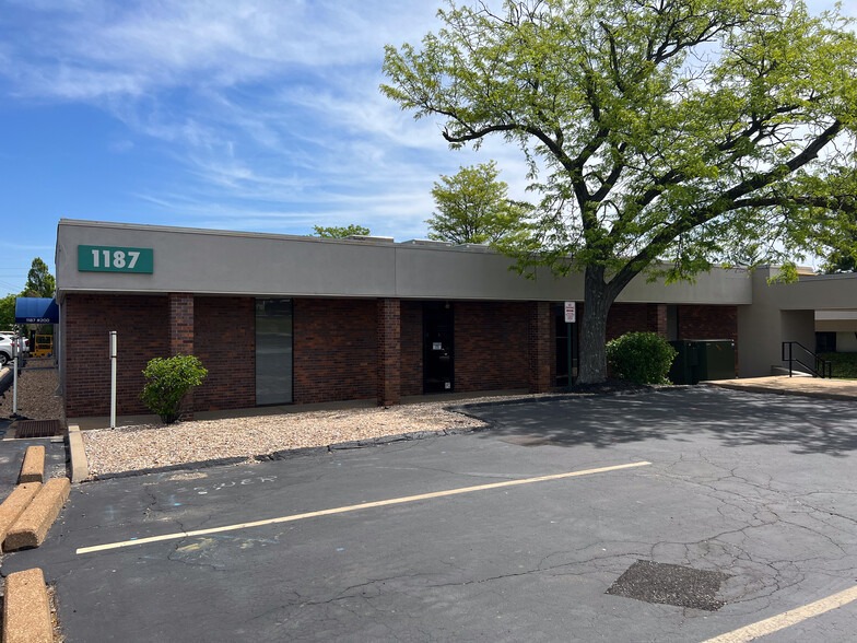 1187 Corporate Lake Dr, Creve Coeur, MO for lease - Building Photo - Image 1 of 4