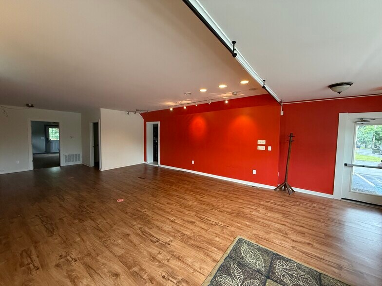 258 Alplaus Ave, Alplaus, NY for lease - Building Photo - Image 2 of 4