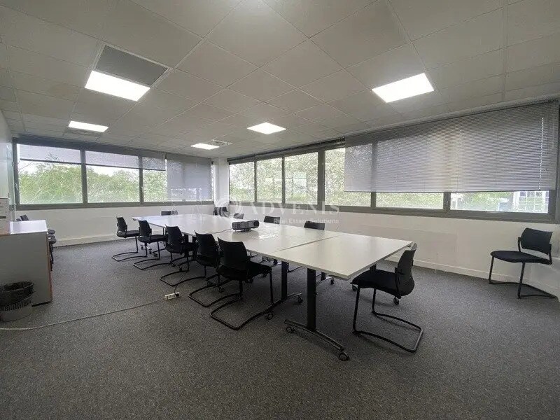 Office in Poissy for lease Interior Photo- Image 1 of 13
