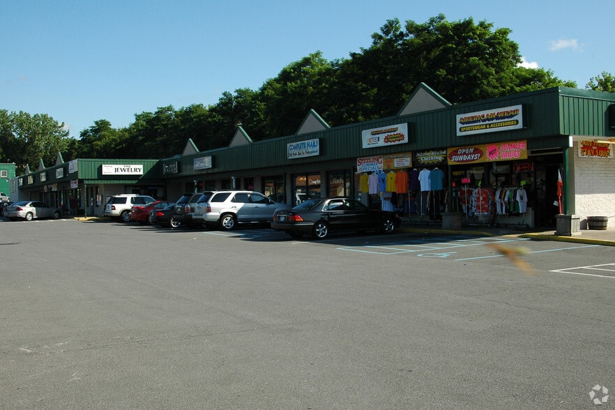 1702 Chrisler Ave, Schenectady, NY for lease - Building Photo - Image 2 of 14