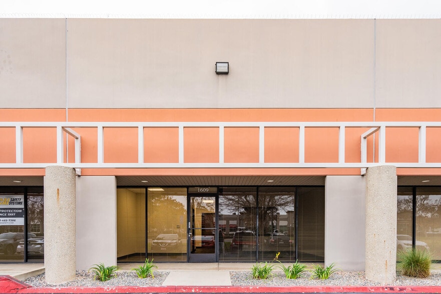 1609 S Grove Ave, Ontario, CA for lease - Building Photo - Image 2 of 25