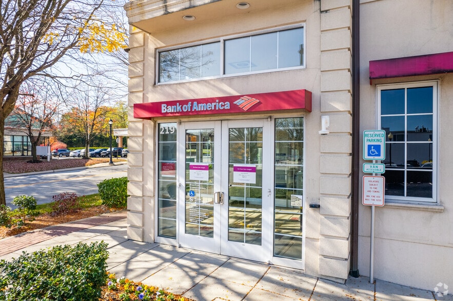 217 E Lancaster Ave, Wayne, PA for sale - Building Photo - Image 3 of 7