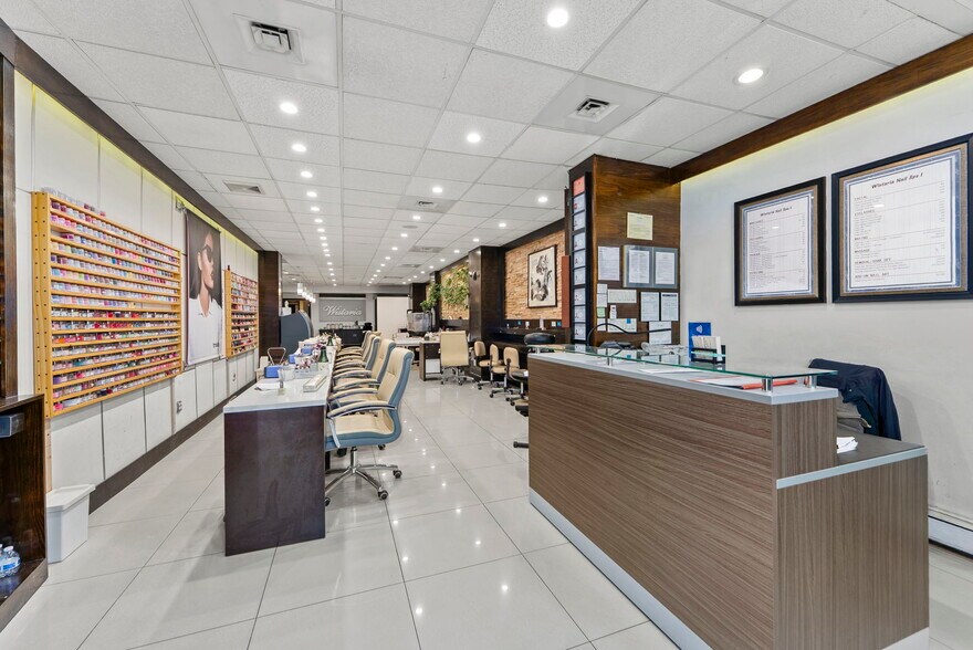 10 Christopher St, New York, NY for lease - Interior Photo - Image 1 of 7