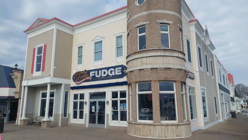 325 E Central Ave, Mackinaw City, MI for lease - Building Photo - Image 2 of 15