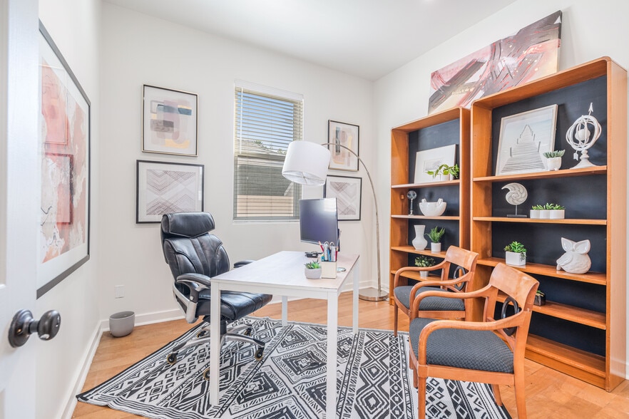 3718 S Barrington Ave, Los Angeles, CA for sale - Interior Photo - Image 2 of 14