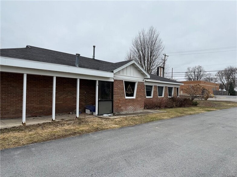 140 Eastern Blvd, Watertown, NY for sale - Primary Photo - Image 1 of 14