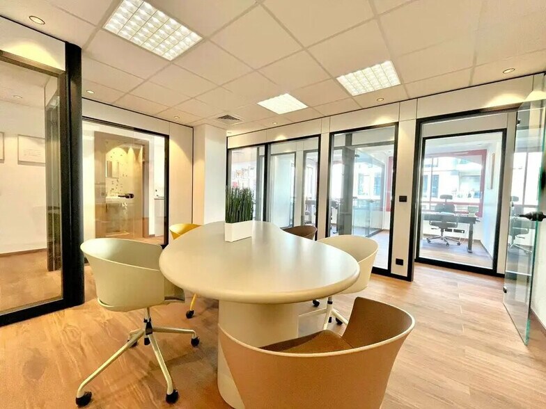 Office in Saint-Laurent-du-Var for lease - Interior Photo - Image 1 of 7