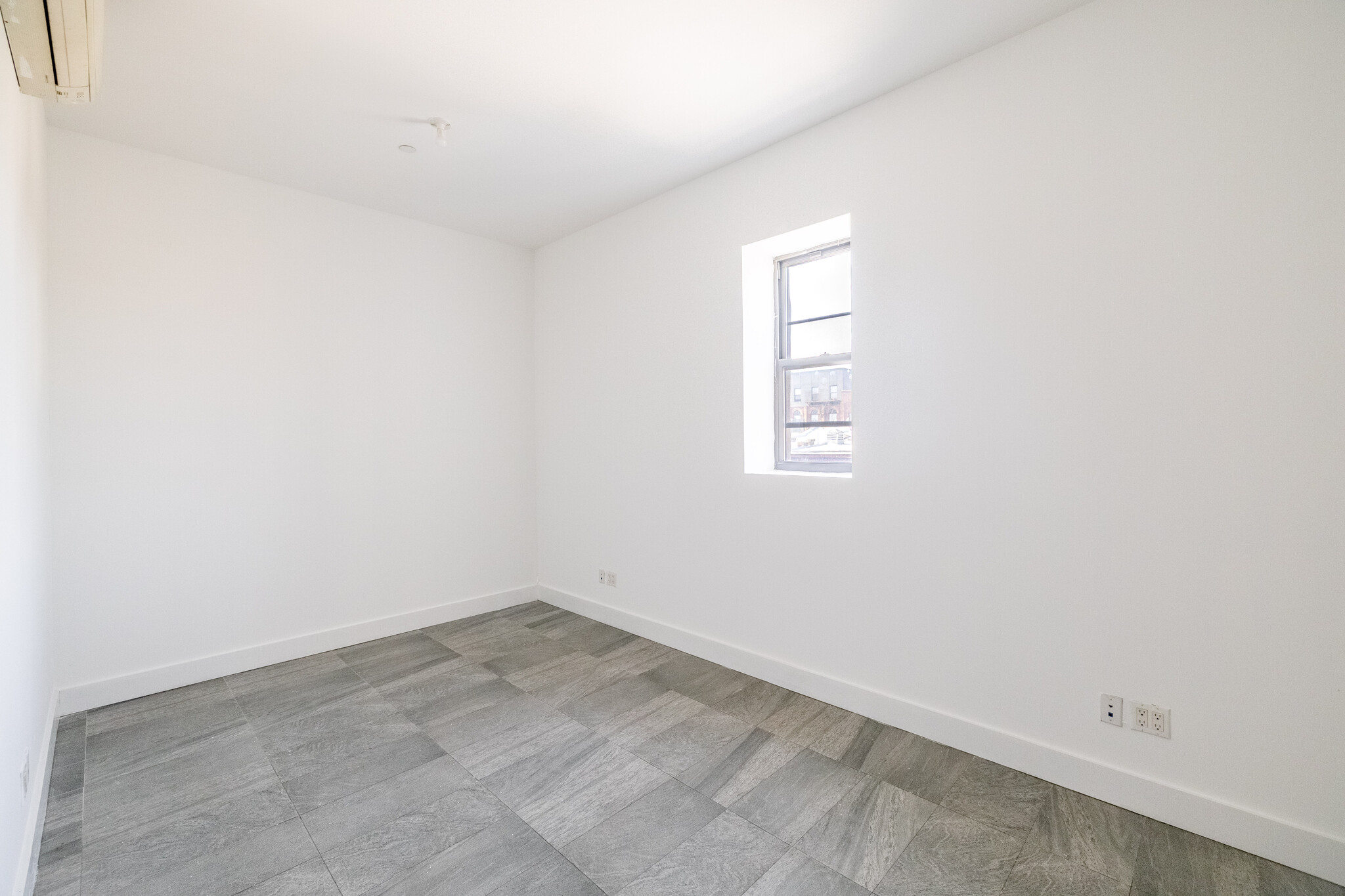 492 Throop Ave, Brooklyn, NY for lease Interior Photo- Image 1 of 5