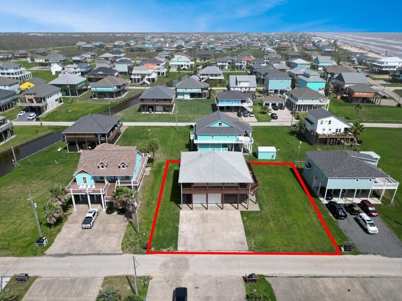 944 Raymond, Crystal Beach, TX for sale - Building Photo - Image 1 of 52