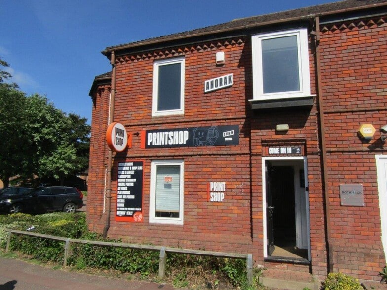 16 The Green, Newport Pagnell for sale - Building Photo - Image 1 of 3