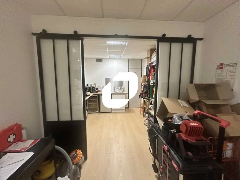 Office in Argenteuil for lease - Interior Photo - Image 2 of 10