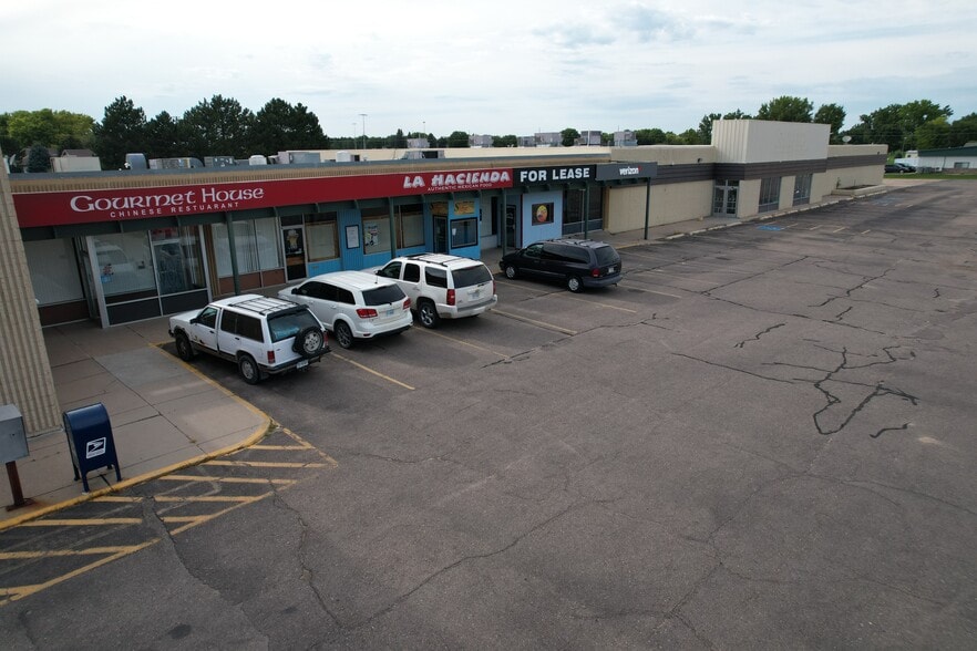 1419-1533 Burlington St, Holdrege, NE for lease - Building Photo - Image 2 of 5