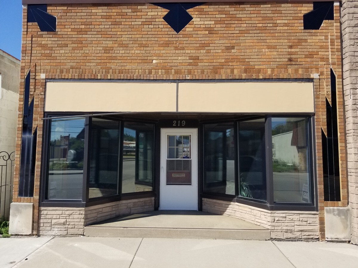 219 N Main St, Seymour, WI 54165