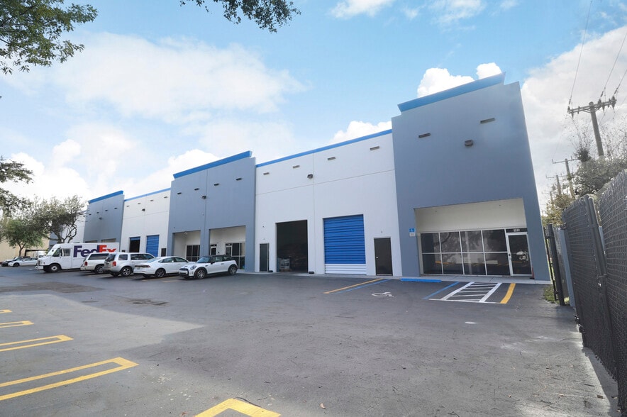 955 NW 159th Dr, Miami, FL for lease - Building Photo - Image 2 of 31
