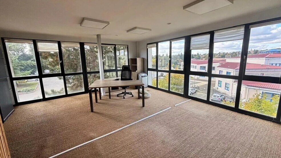 Office in Feucherolles for lease - Interior Photo - Image 1 of 4