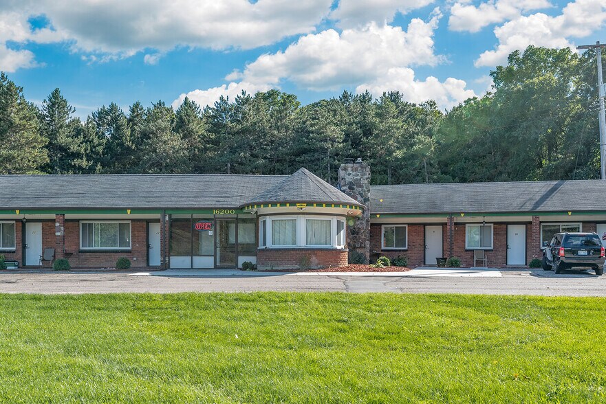 16200 Dixie Hwy, Davisburg, MI 48350 Parkway Efficiency Apartments