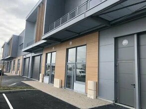 Avenue Roland Moreno, FRÉPILLON for lease Building Photo- Image 2 of 5