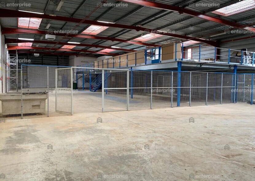 Flex in Amiens for lease - Interior Photo - Image 2 of 2